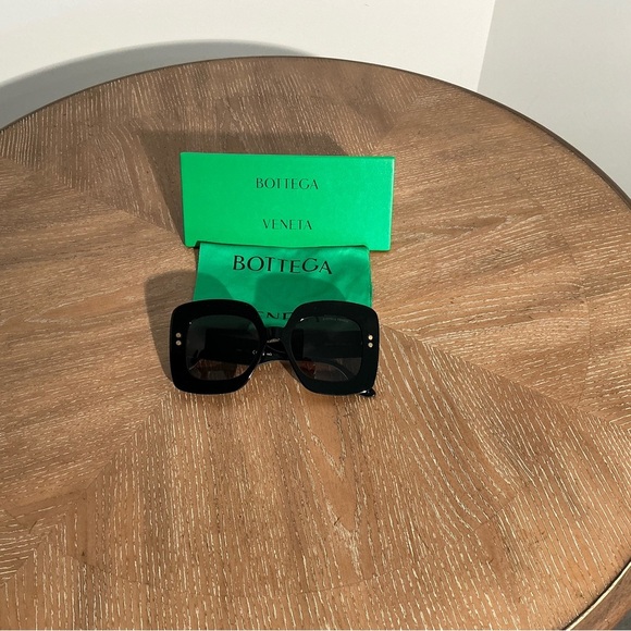 Bottega Veneta Women's DNA Square Acetate 50mm Ladies Sunglasses Black NWT - Picture 4 of 5